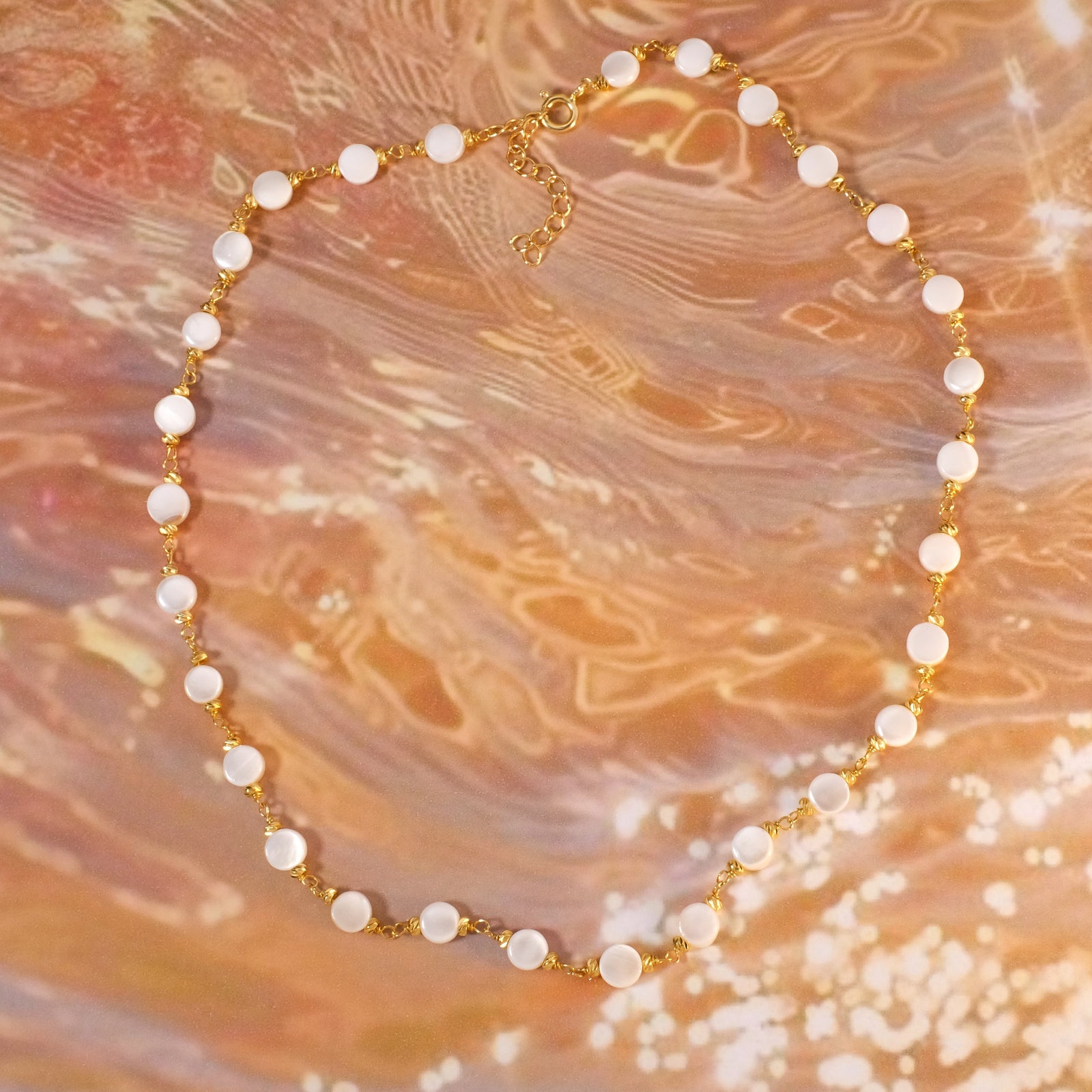 Fil de perles rondes naturelles de grenat de 6 mm.