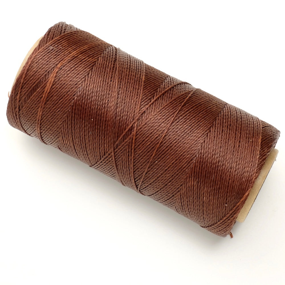 Bobine de fil ciré marron de 0,5 mm pour micro macramé.
