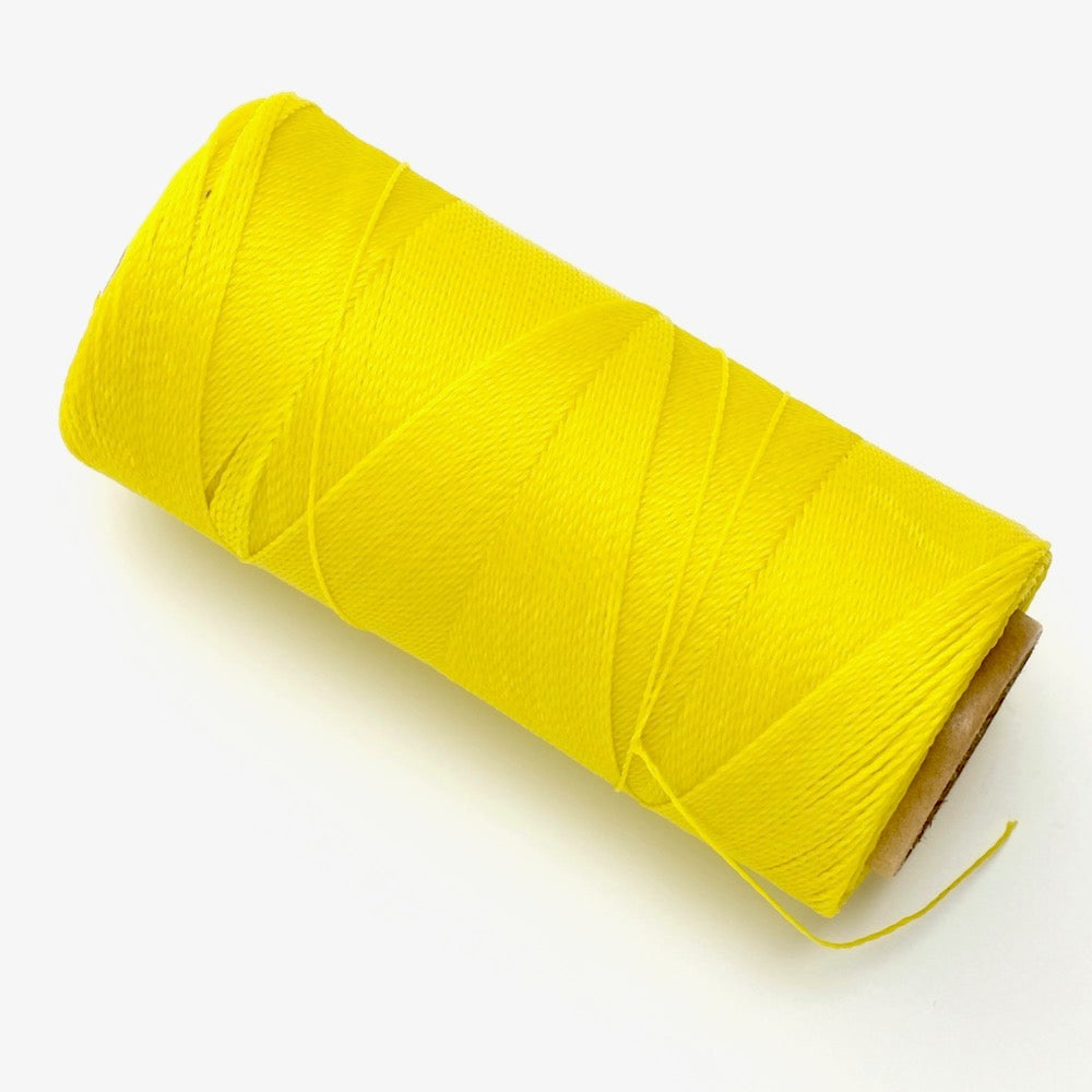Bobine de fil ciré jaune citron pour micro macramé.