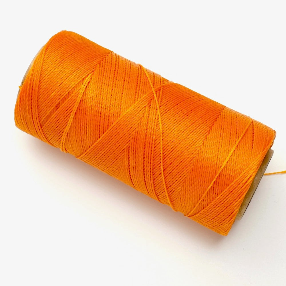 Bobine de fil ciré orange pour micro macramé.