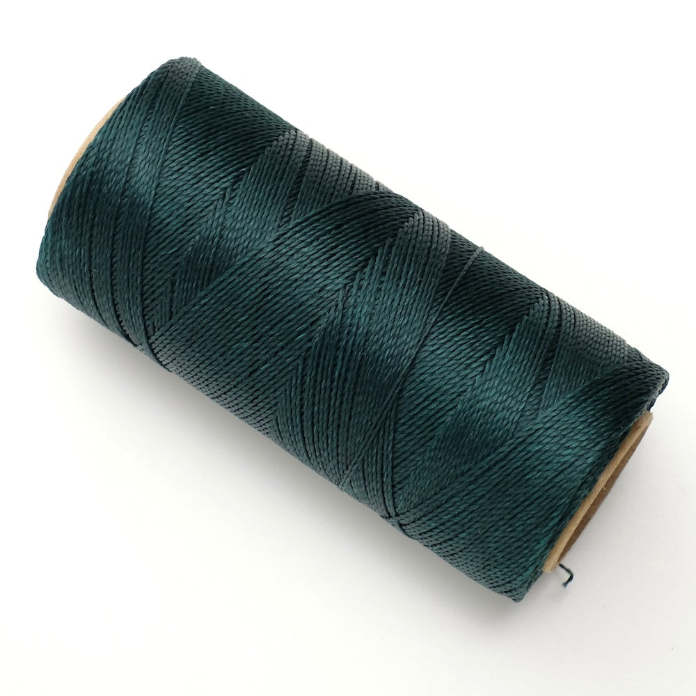 Fil ciré Linhasita vert émeraude de 1mm sur une bobine.