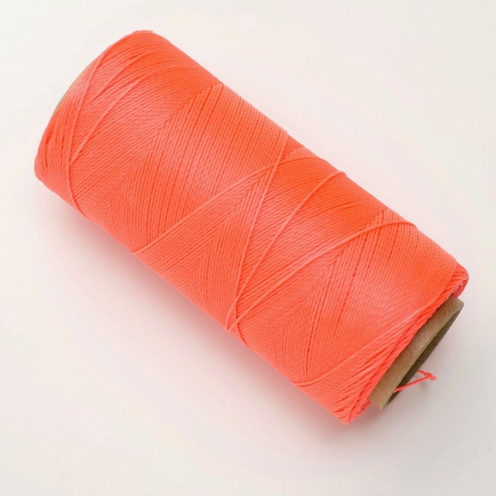 Rouleau de fil ciré orange rose fluo pour micro macramé.