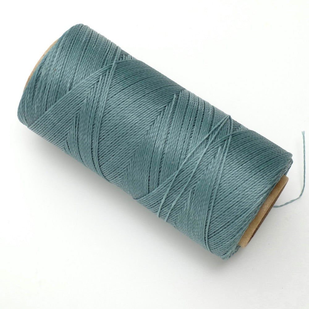 Bobine de fil ciré bleu argile de 1 mm pour micro macramé.