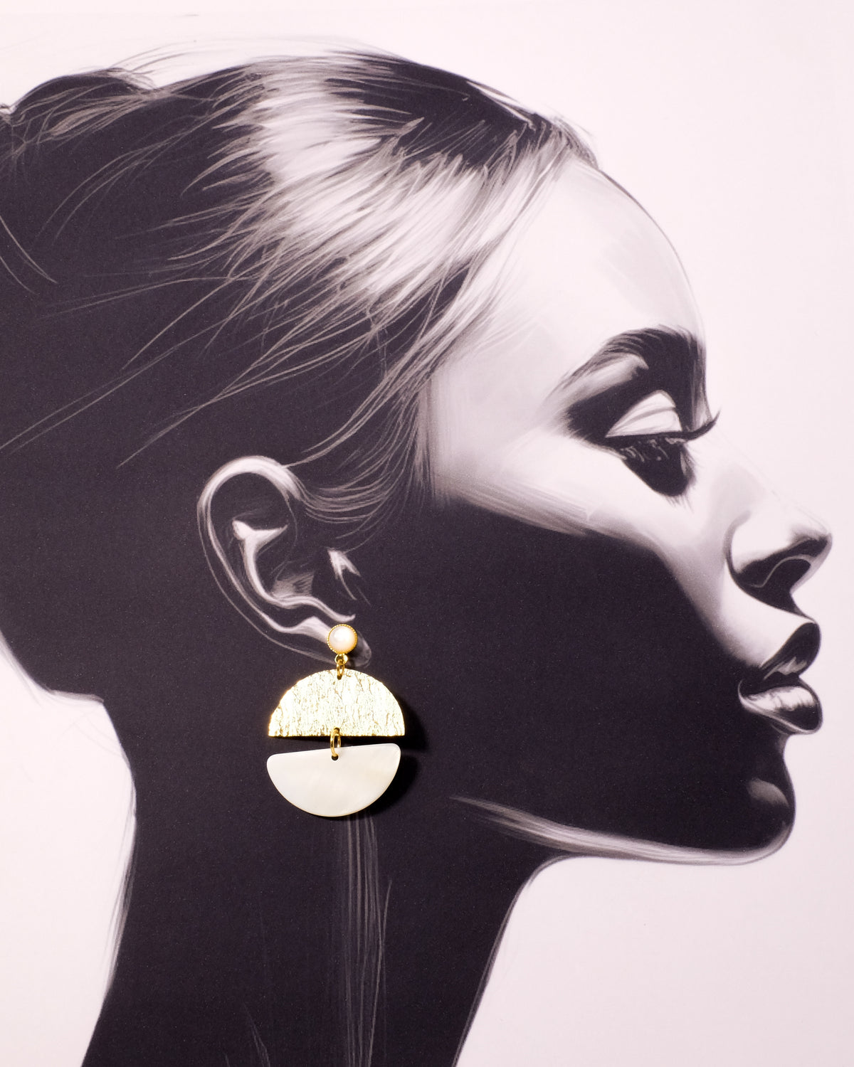 Exemple de création : Boucles d'oreilles minimalistes en nacre – tuto Perles Corner