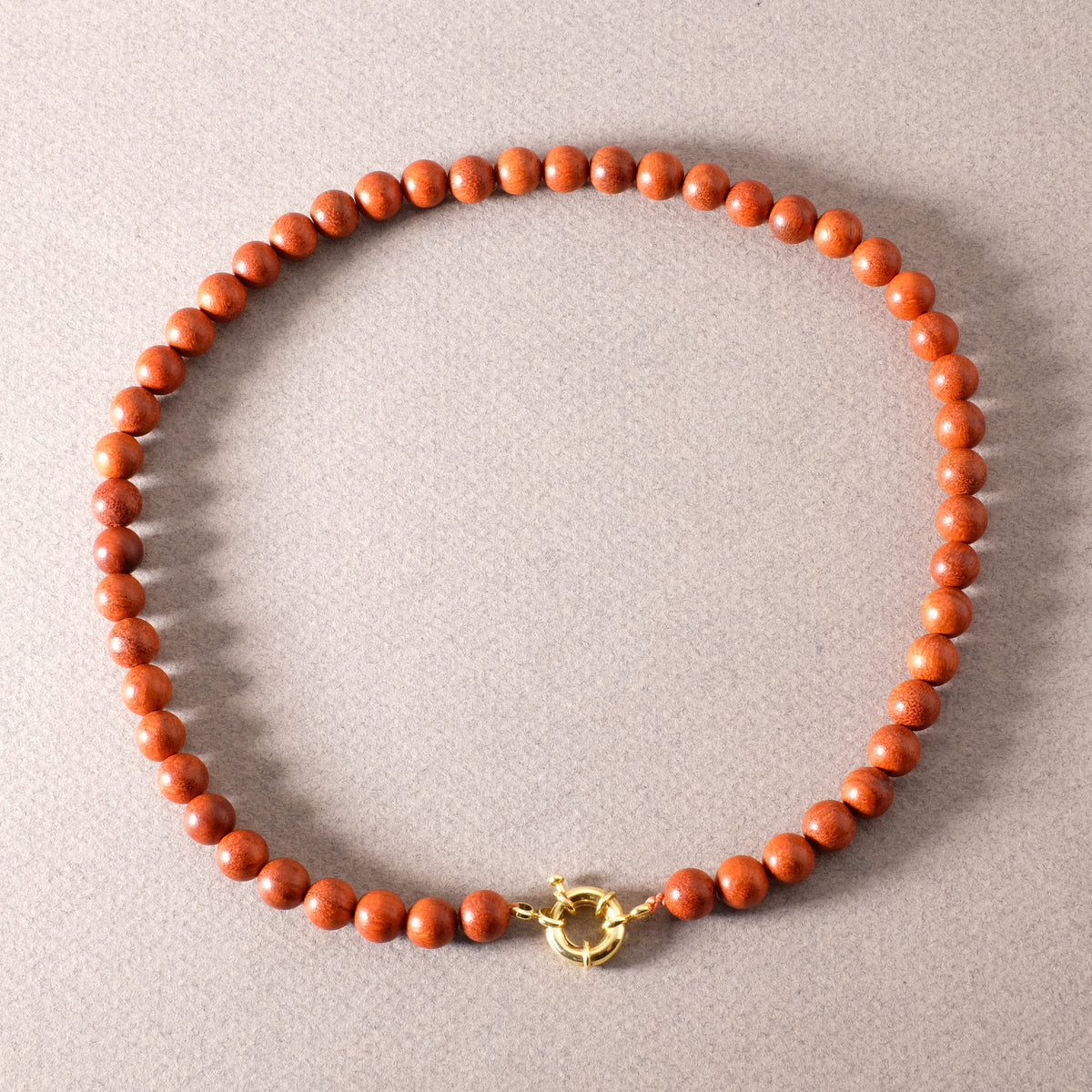 Exemple de création : Collier Perles bois – tuto Perles Corner