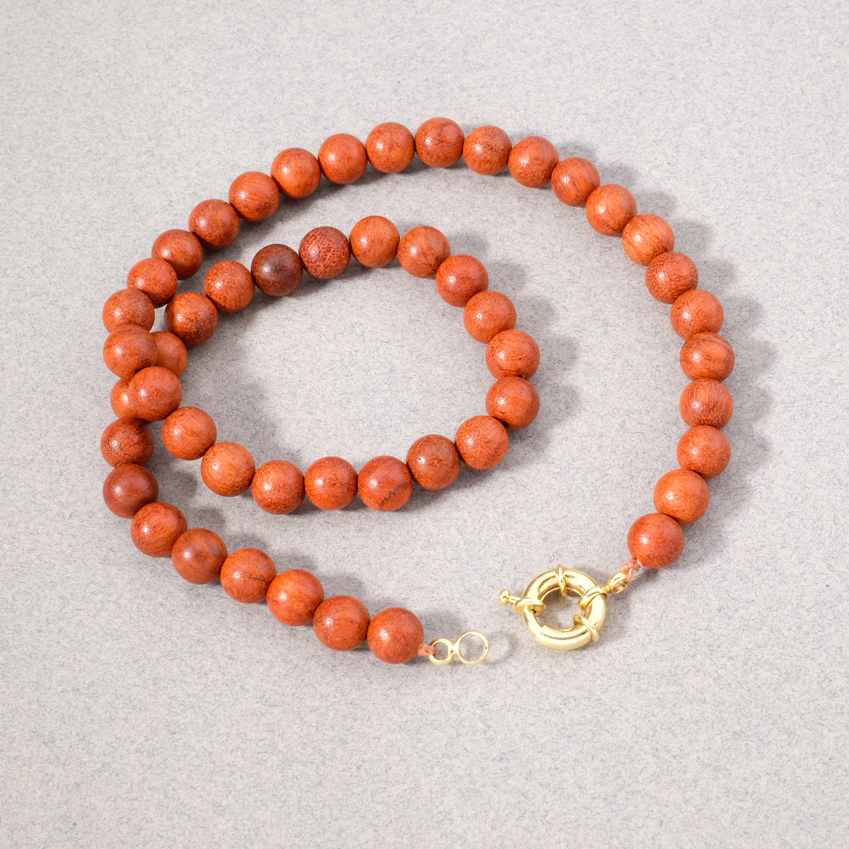 Exemple de création : Collier Perles bois – tuto Perles Corner