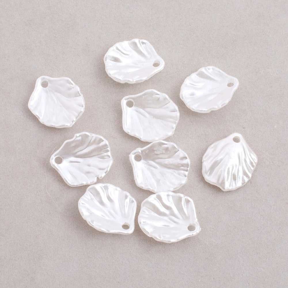 10 Pendentifs pétales de fleurs 17mm en acrylique blanc nacré
