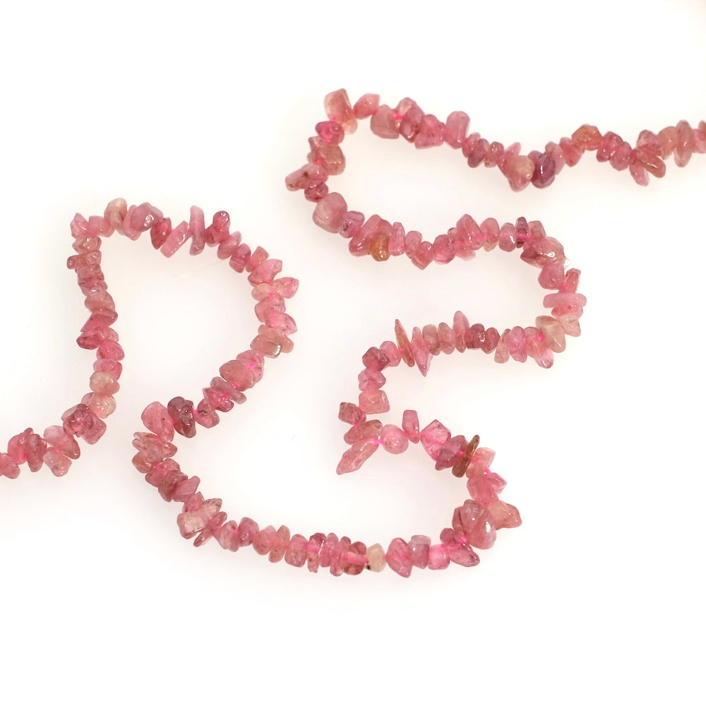 Fil de 38cm de petites perles chips de Tourmaline rose