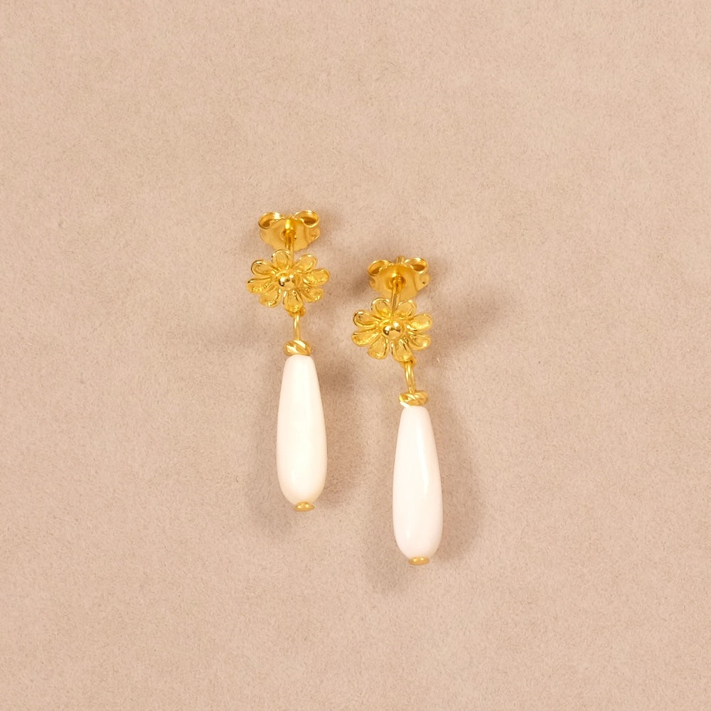 Exemple de création : Boucles d'oreilles Fleurs et goutte de Nacre – tuto Perles Corner