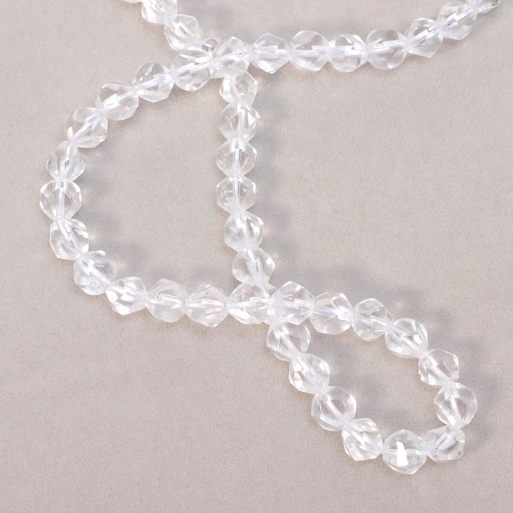 Fil de perles naturelles polygones 6mm en Cristal de roche