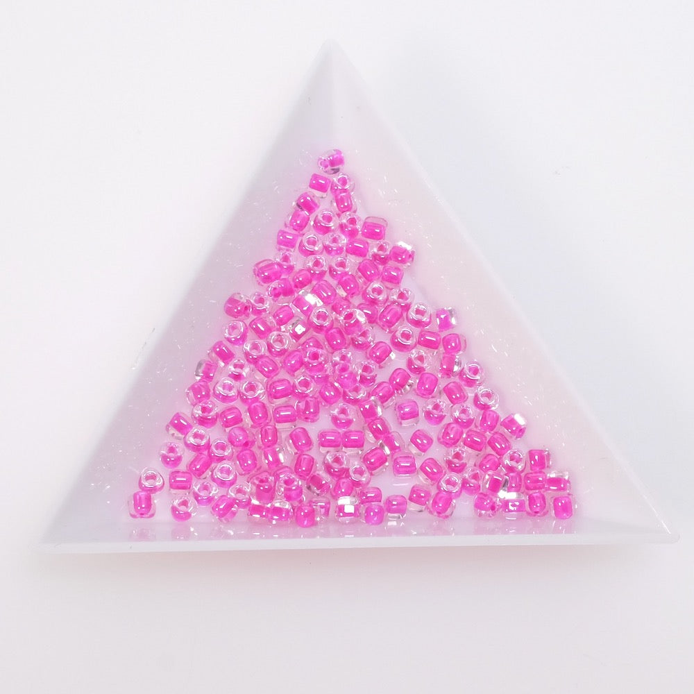 5 grammes de perles Miyuki triangles 8/0  N°1110 transparent intérieur fuchsia