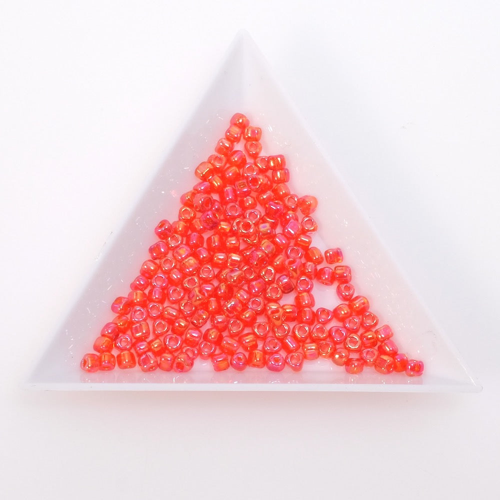 5 grammes de perles Miyuki triangles 8/0  N°1158 rouge irisé AB