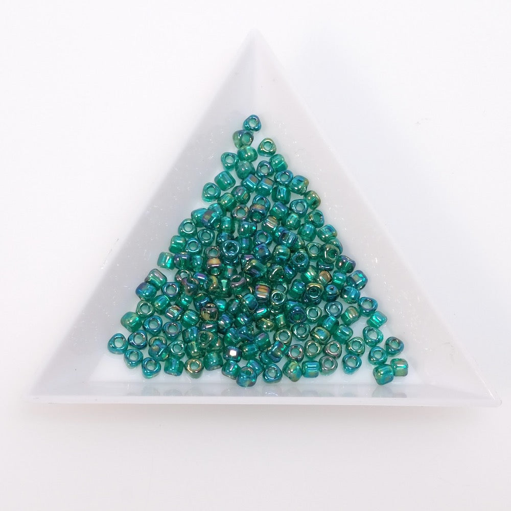 5 grammes de perles Miyuki triangles 8/0  N°1159 vert irisé AB