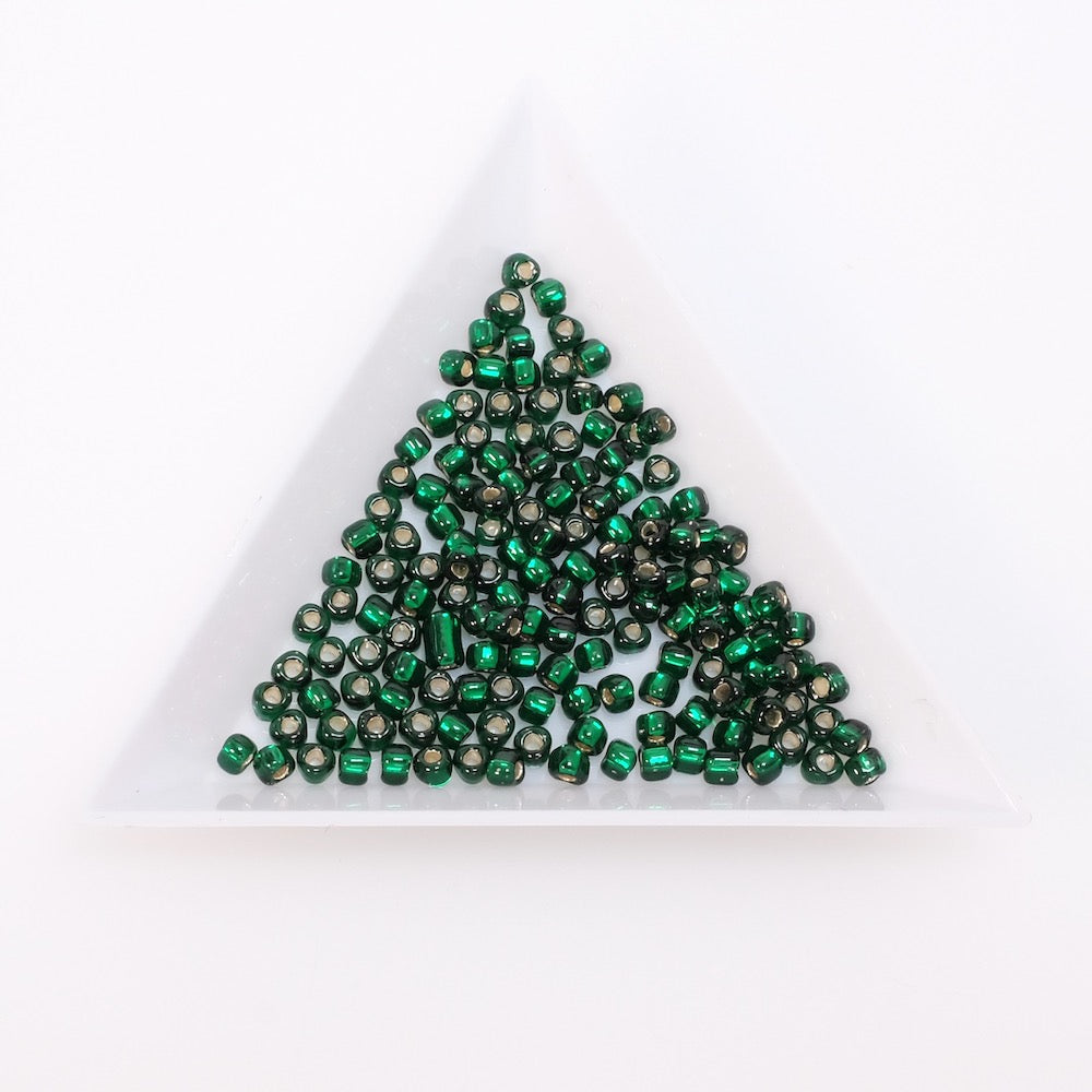 5 grammes de perles Miyuki triangles 8/0  N°1806 vert intérieur argent