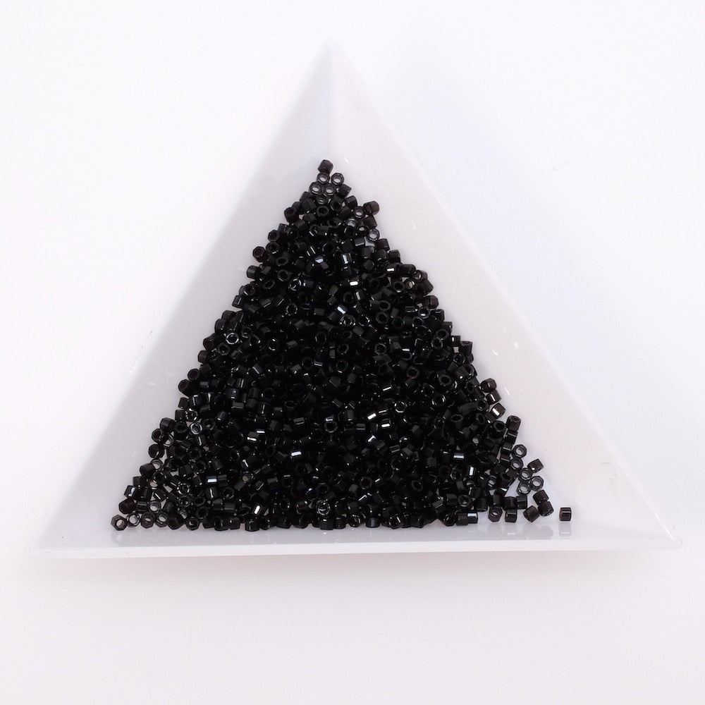 5 grammes de perles Miyuki Délica Hexcut 11/0 Noir DB0010