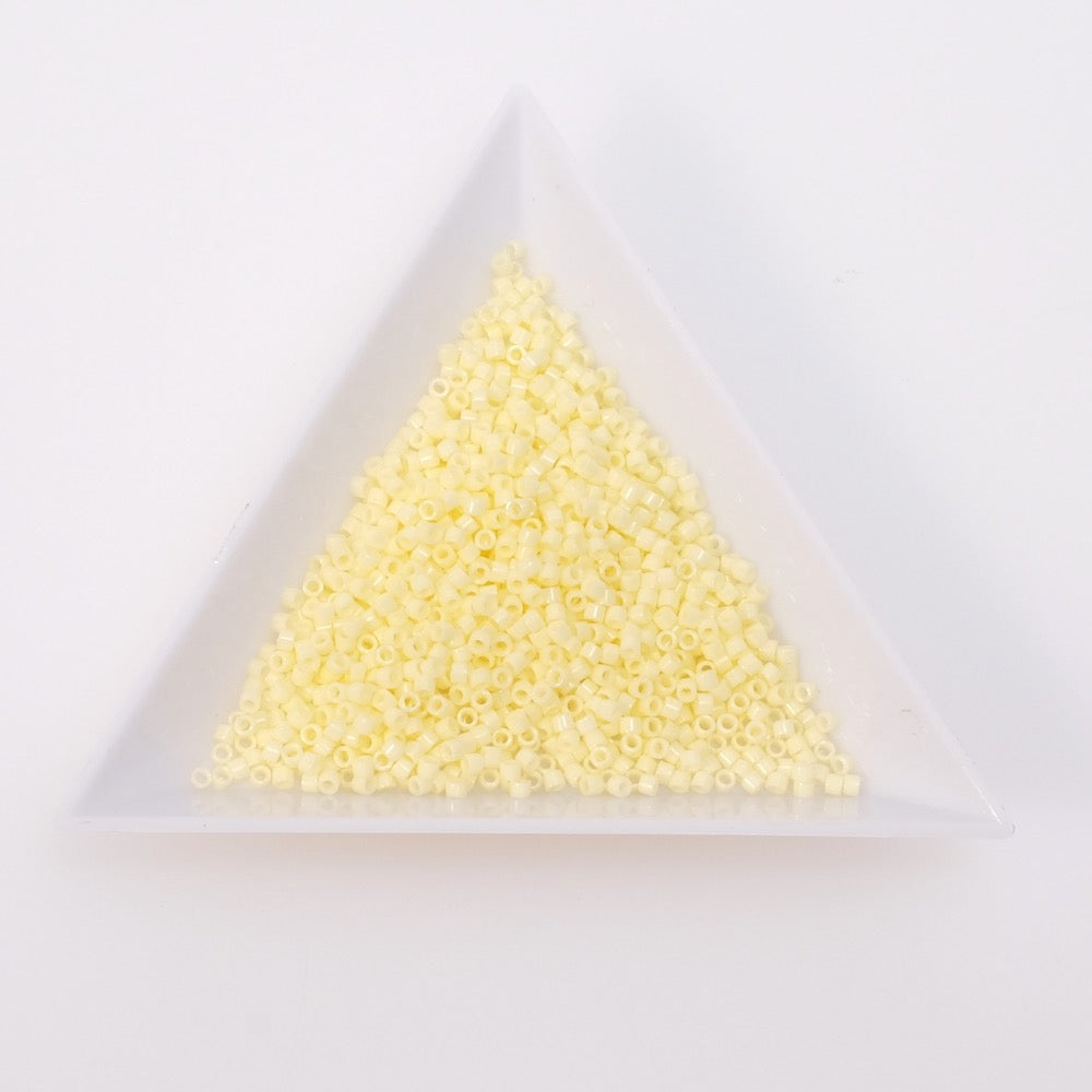 5 grammes de perles Miyuki Délica 11/0 Opaque pale yellow DB1491