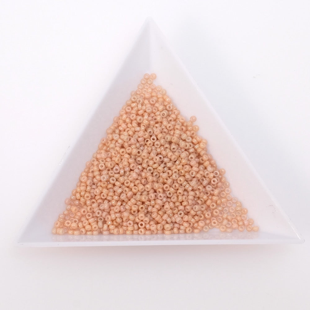 5 grammes de perles Miyuki Rocailles 15/0 Opaque Tan Luster N°597