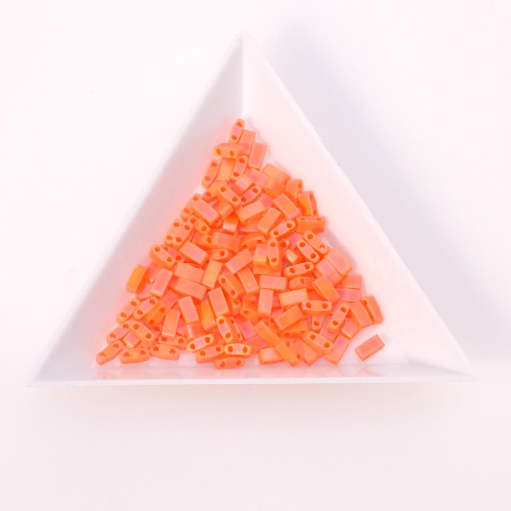 5 grammes de perles Miyuki Half Tila Beads HTL-406FR Opaque Orange matted AB