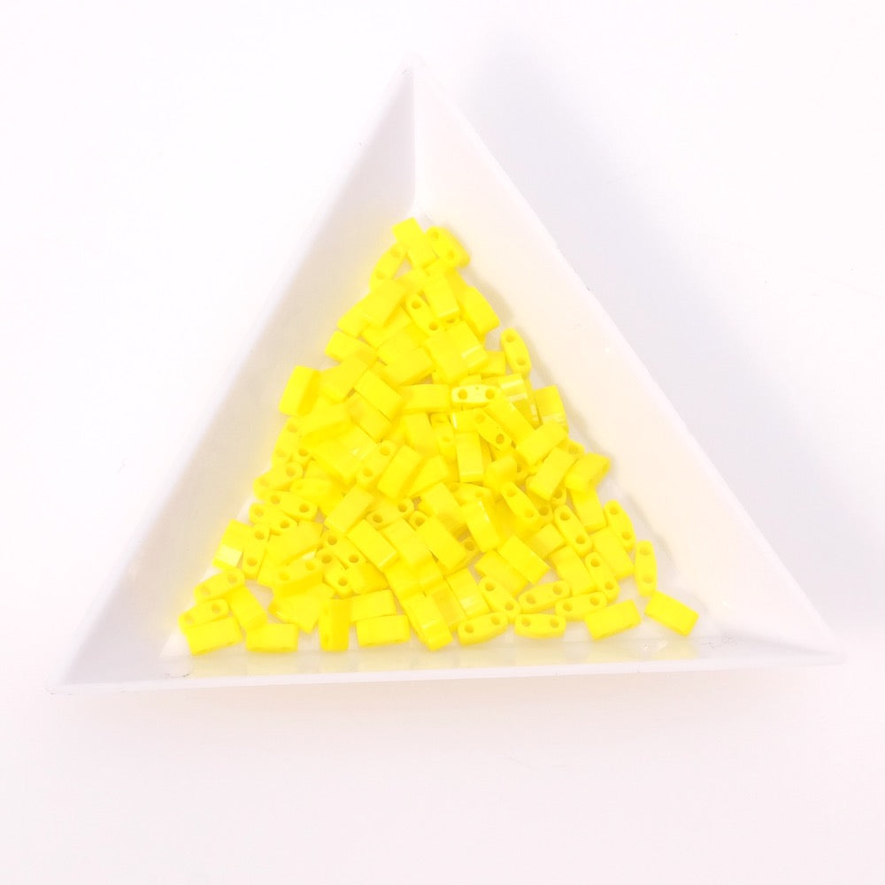 5 grammes de perles Miyuki Half Tila Beads HTL-404 Opaque Yellow