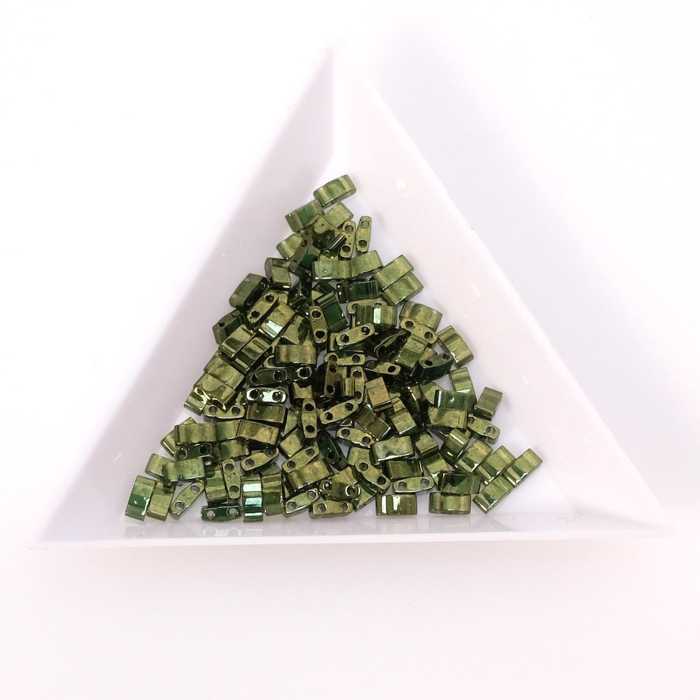 5 grammes de perles Miyuki Half Tila Beads HTL-306 Olive green Gold luster
