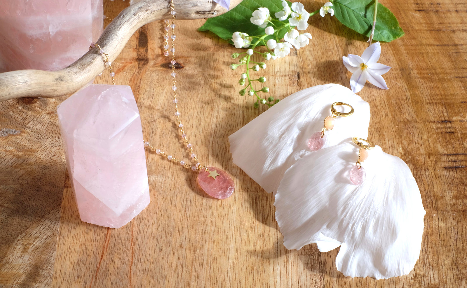 Pendentif galet en aventurine verte naturelle avec un trou pour le montage.