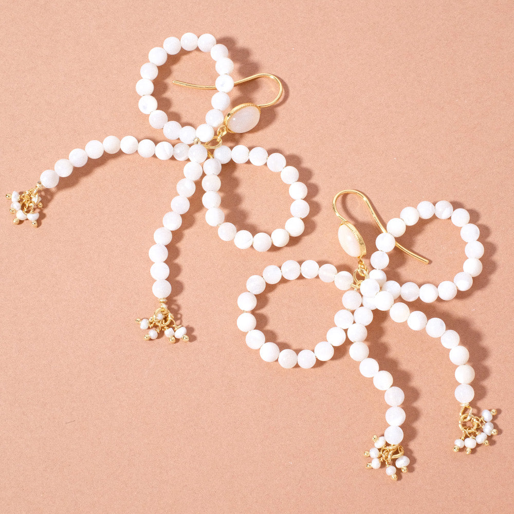 Exemple de création : Boucles d'oreilles noeud en perles de nacre – tuto Perles Corner