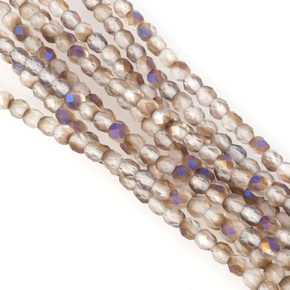 Fil de perles de Bohème rondes facettées 4mm gris mat irisé transparent