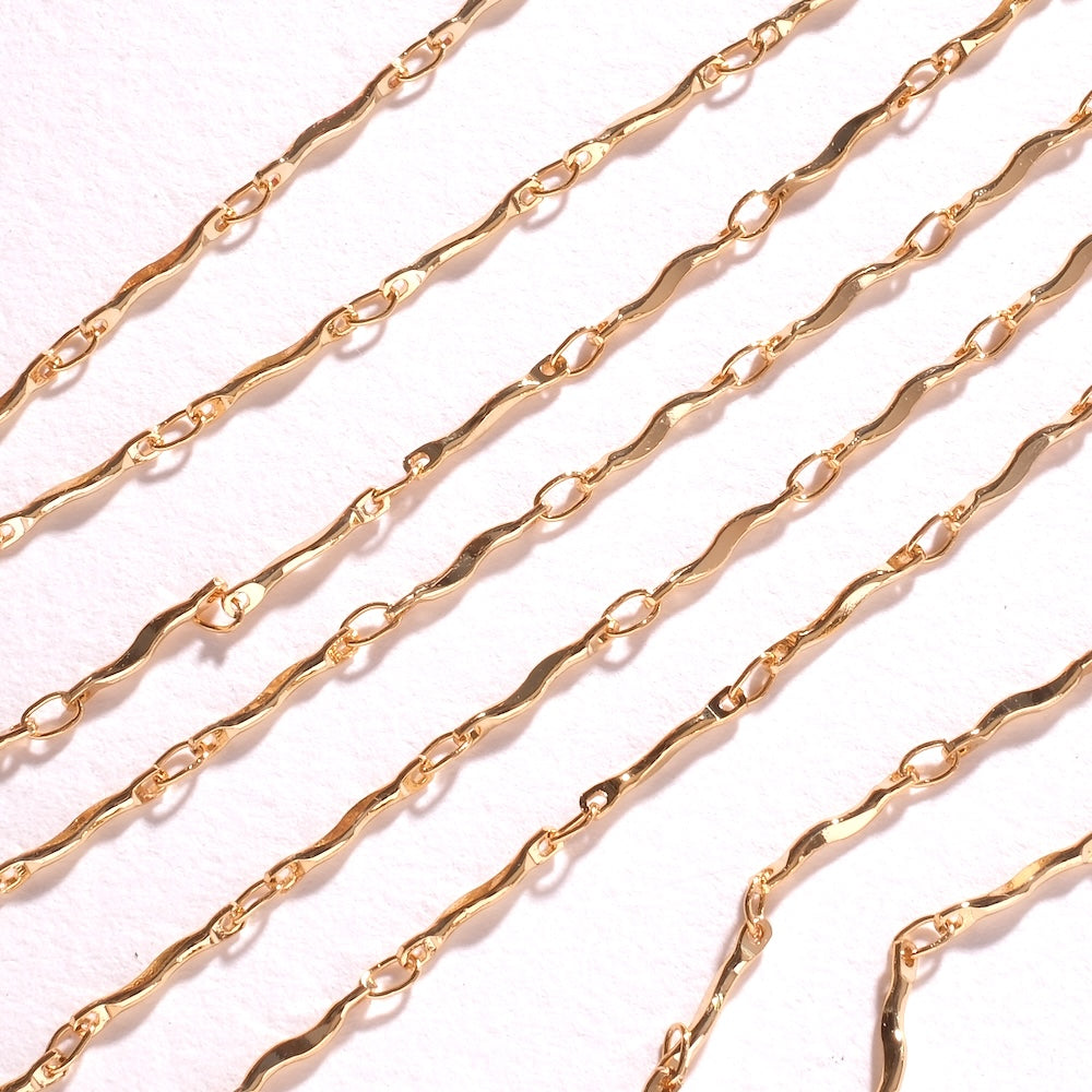 Détail des barrettes ondulées et maillons ovales d'une chaîne dorée 24K pour bijoux