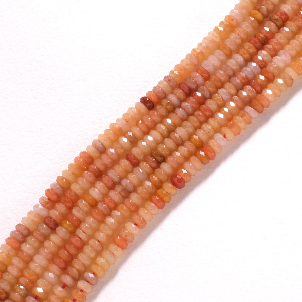 Détail des perles d'aventurine brun orangé, paillettes scintillantes