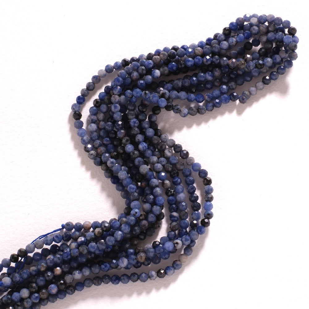 Détail des perles de sodalite, bleu profond veiné de blanc