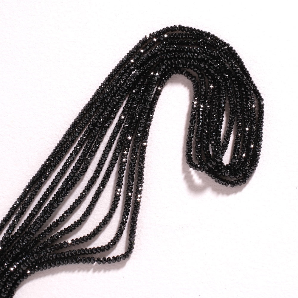 Détail des perles de spinelle noire facettées, éclat vitreux