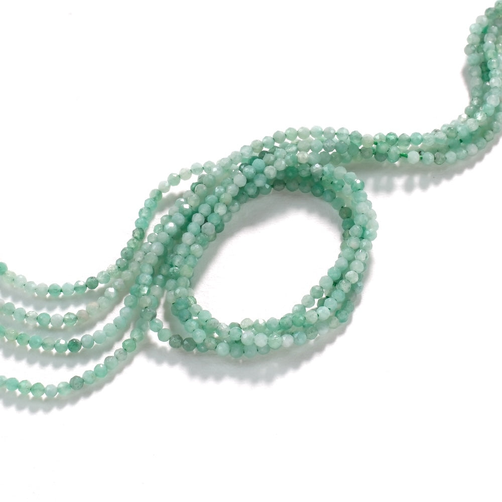 Fil de perles rondes facettées 2 mm en émeraude naturelle vert doux
