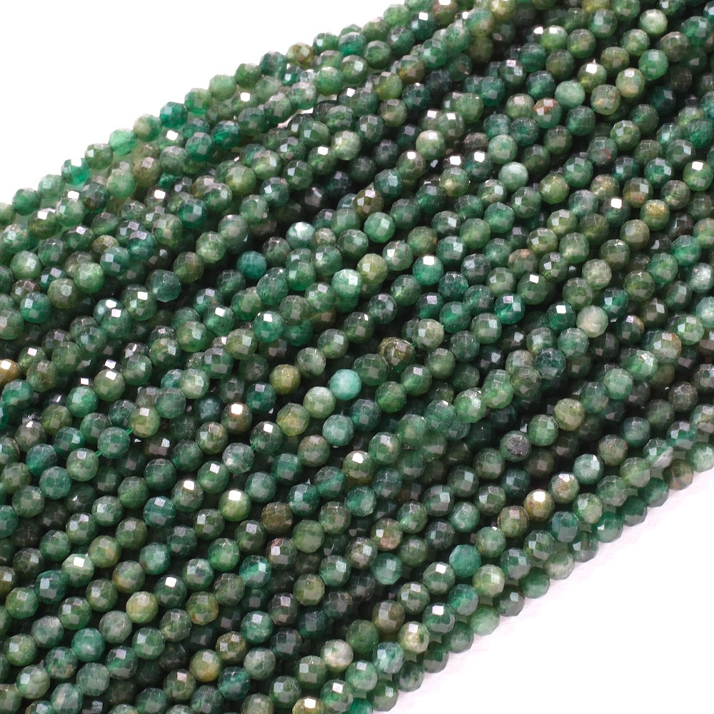 Détail macro des perles de fuchsite facettées et de leurs nuances de vert