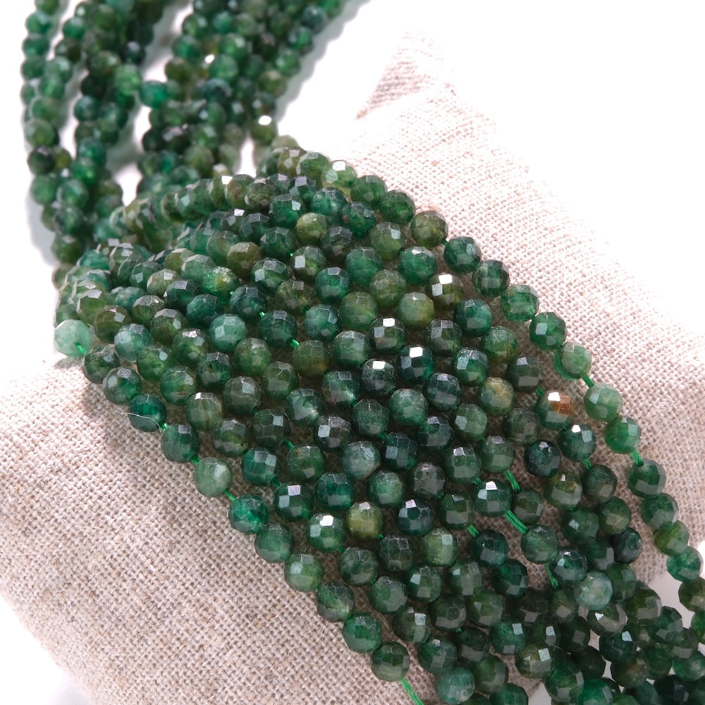 Rangs de perles en fuchsite facettée 4 mm sur coussin de lin