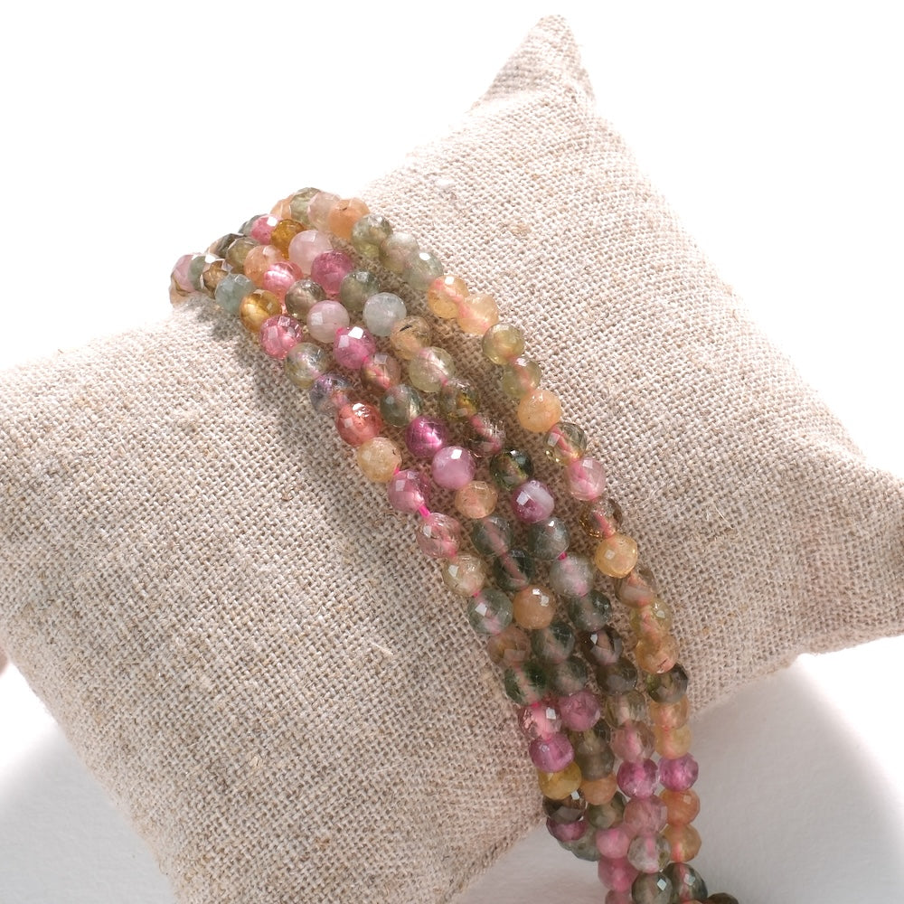 Rangs de tourmaline multicolore tons doux sur coussin de lin