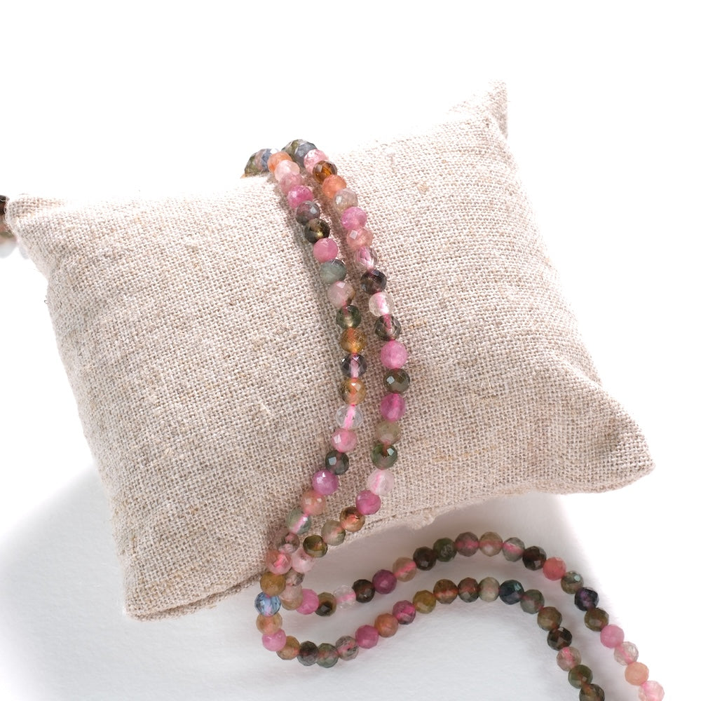 Rangs de tourmaline multicolore tons intenses sur coussin de lin