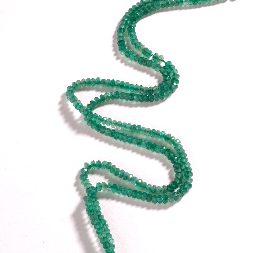 Détail des facettes des rondelles en onyx vert sapin