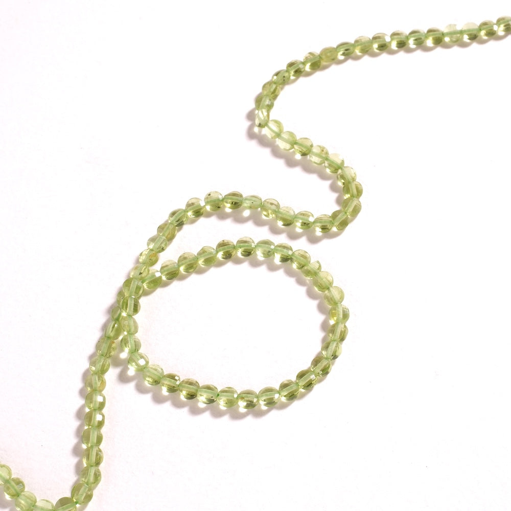 Détail des facettes des perles en péridot, 3,5-4 x 2,5 mm