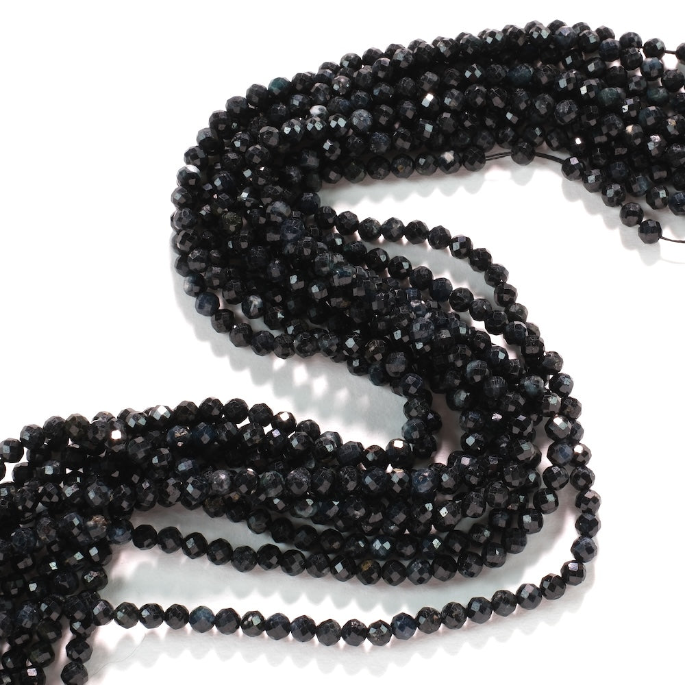Perles de tourmaline noire facettées à l'éclat brillant