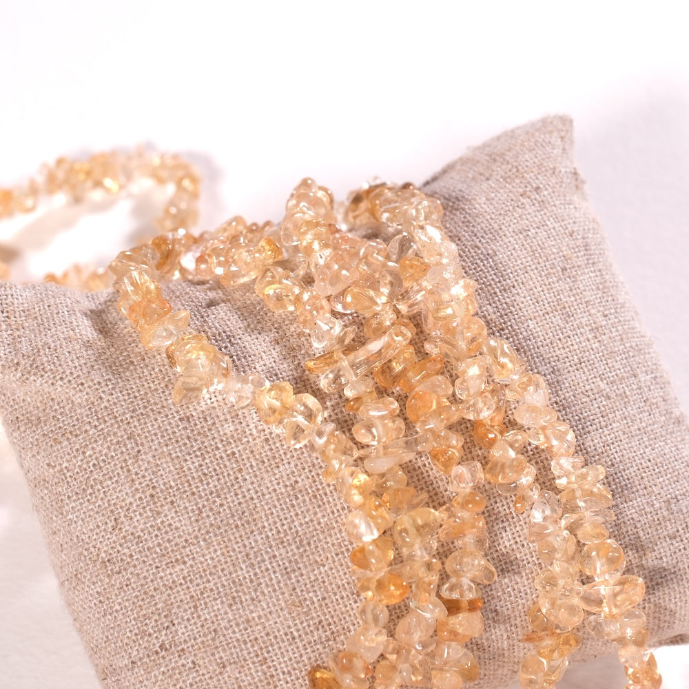 Fil de 80 cm de perles chips irrégulières en citrine naturelle jaune doré