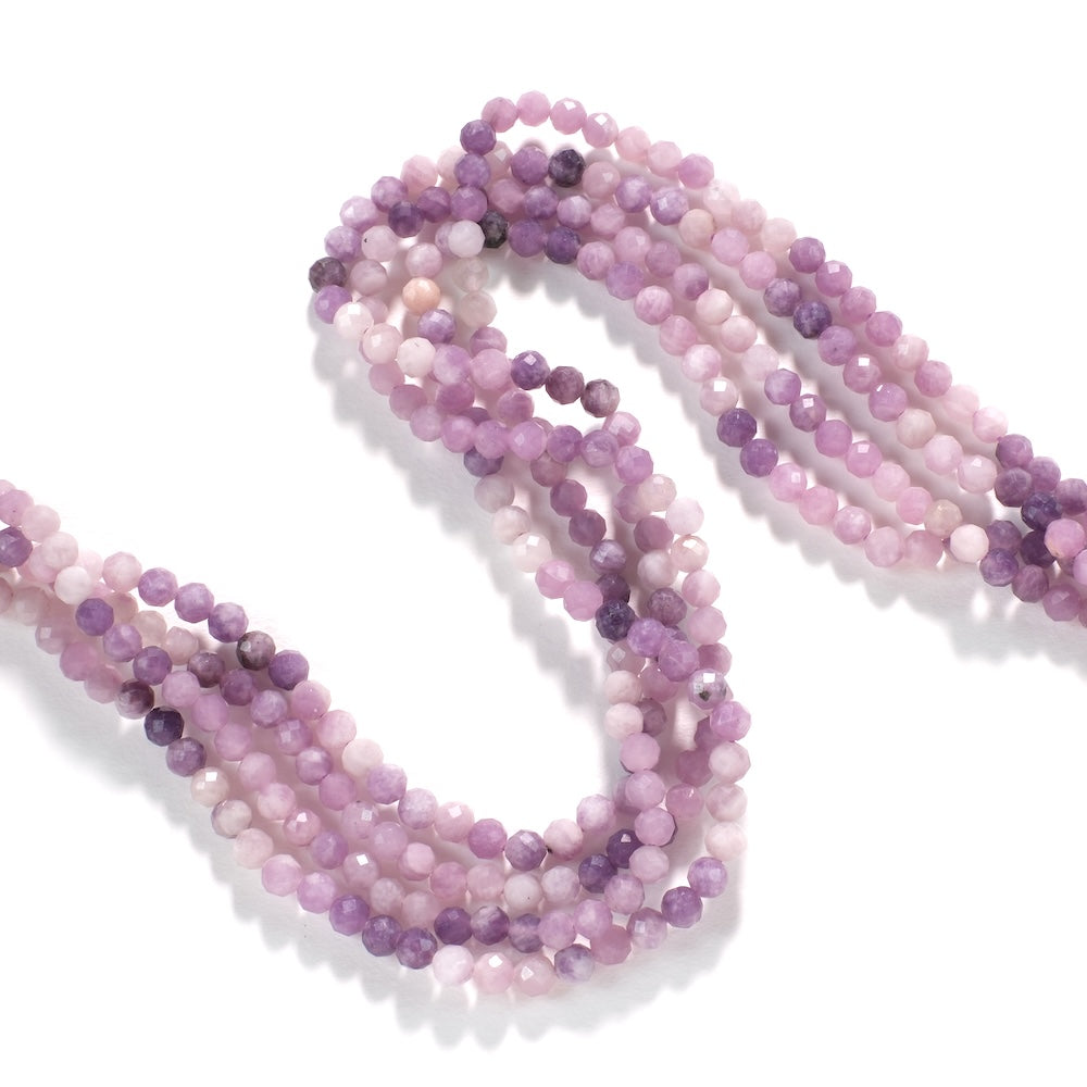 Perles de lépidolite facettées aux nuances mauves, du lilas pâle au violet profond