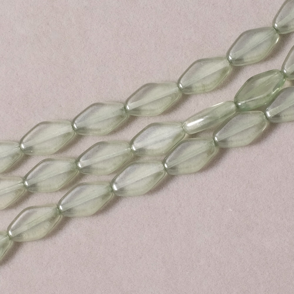 Fil de perles de Bohème Ovale losange vert transparent