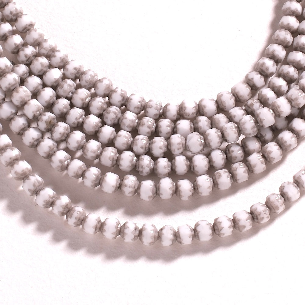 Fil de perles de Bohème baroques 4 mm en verre blanc opaque à patine grise