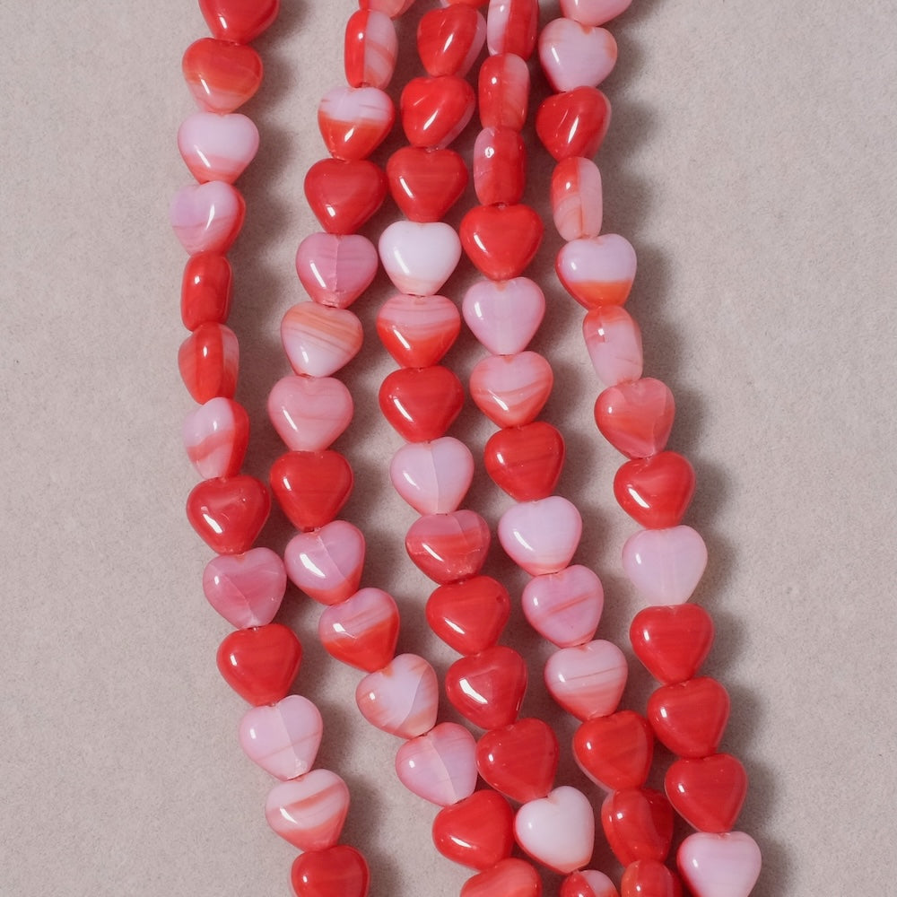 Fil de perles de Bohème coeur 6mm rouge marbré