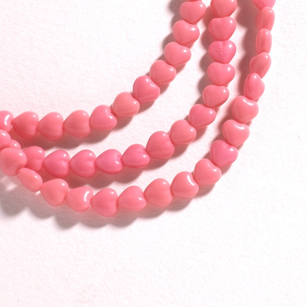 Fil de perles de Bohème en forme de cœur 6 mm en verre rose opaque