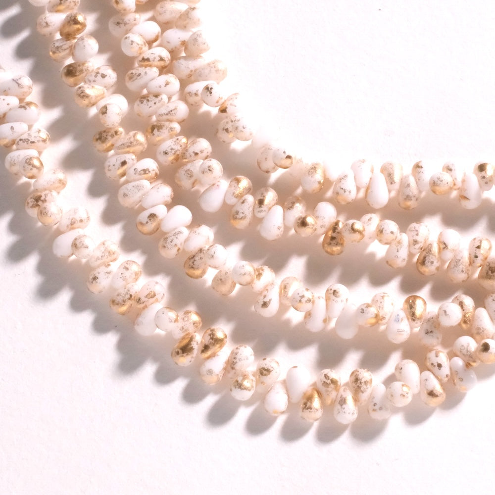 Fil de perles de Bohème gouttes 4x6mm Blanc opaque moucheté doré