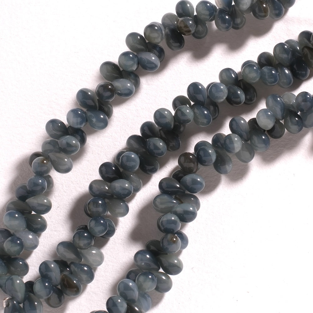 Fil de perles de Bohème gouttes 5 x 7 mm en verre gris bleuté marbré, percées en tête