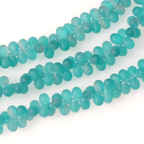 Fil de perles en verre mat vert bleu canard en forme de gouttes.