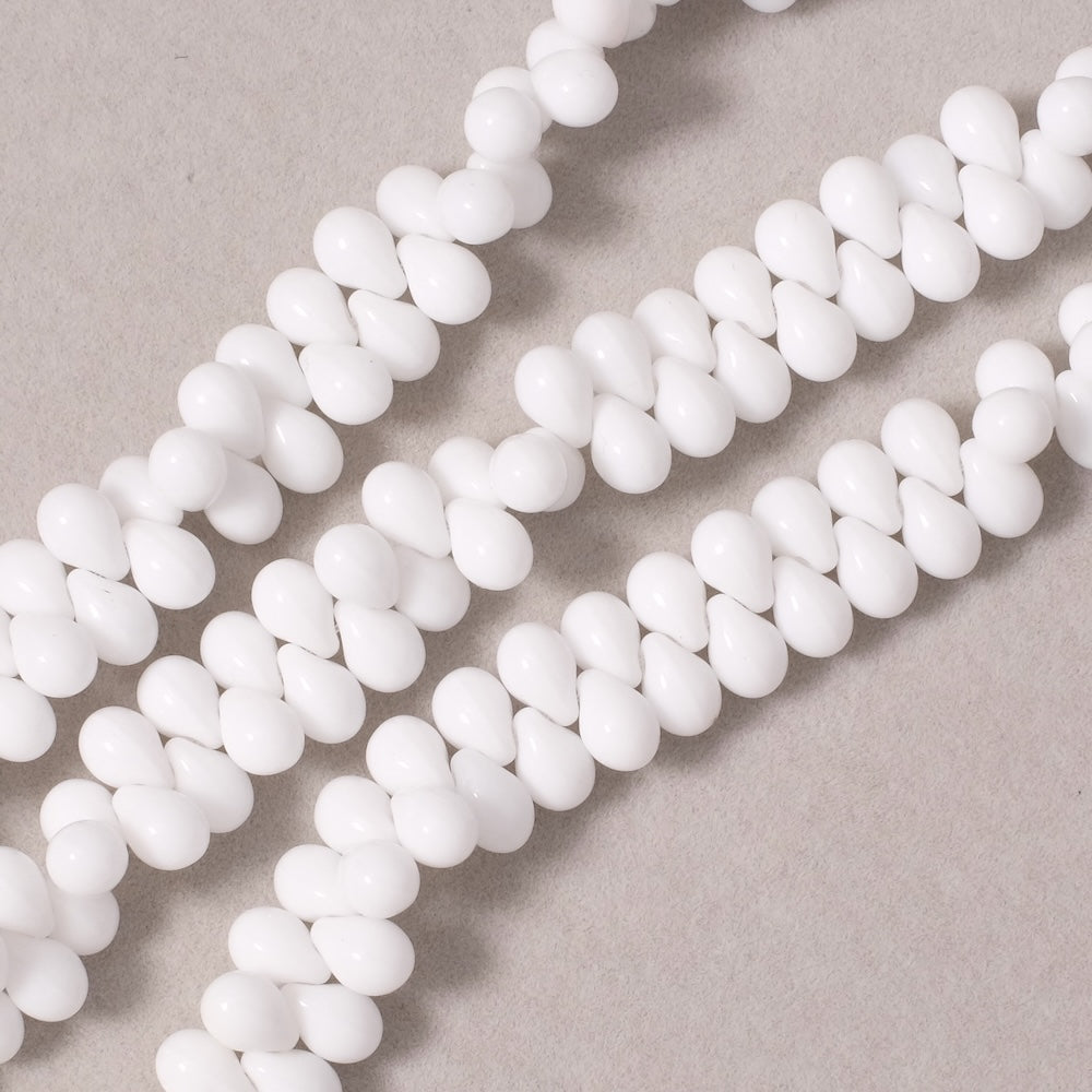 Fil de perles de Bohème gouttes 5x7mm blanc opaque