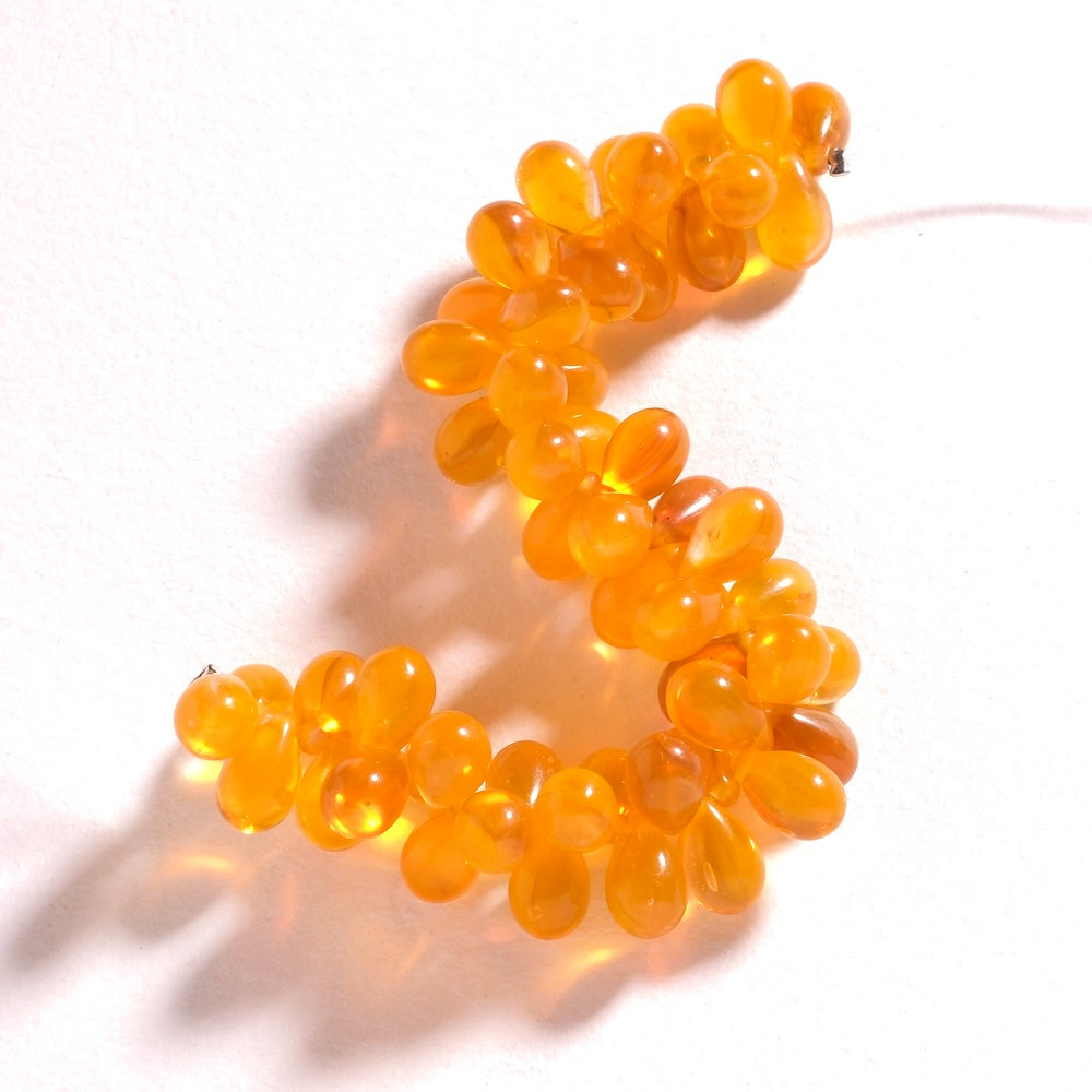 Fil de perles de Bohème gouttes 6 x 9 mm en verre orange vif translucide, percées en tête